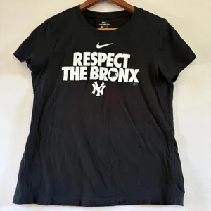 Nike New York Yankees Respect The Bronx Graphic T-Shirt Black Womens Small NKAF thumbnail 1