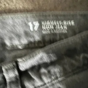 Arizona Jeans Co Mom Jeans Women's 1 7‎ Charcoal Wash Denim Tapered Leg NWT thumbnail 7