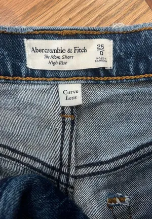 Abercrombie The Mom Short High Rise thumbnail 3