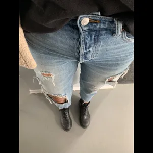 Urban Outfitters BDG Distressed High Rise Cropped Jeans thumbnail 3