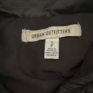Urban Outfitters Black Cropped Puffer Jacket Quilted Zip Up Small Y2K Sreetwear thumbnail 4