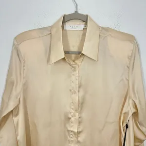ASTR THE LABEL Cream Silk Satin Button Down Shirt Blouse Shoulder Pad Top XS NWT thumbnail 4