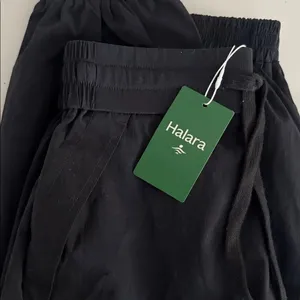 HALARA  Black Cargo Pants NWT thumbnail 4