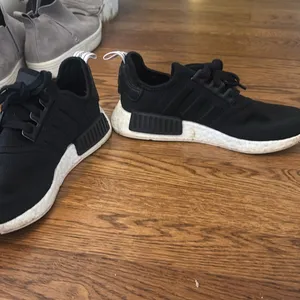 Adidas black sneakers thumbnail 2