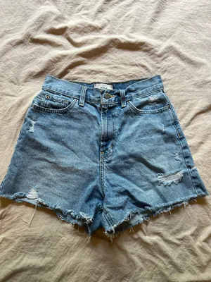 BDG/Urban Outfitters High-waisted, distressed denim shorts with a relaxed fit and a touch of grunge charm thumbnail 4