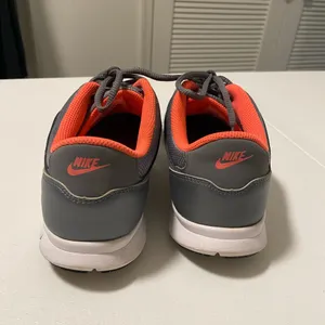 Women's Nike gray & coral sneakers‎ — size 9.5 thumbnail 4