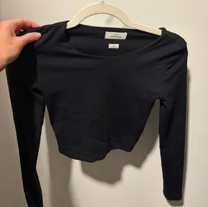 Aritzia Babaton Contour Long Sleeve Top thumbnail 1