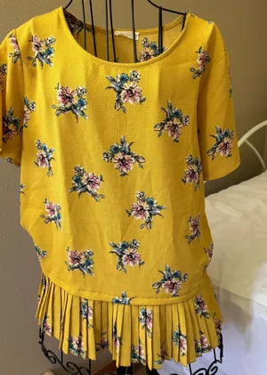 EUC Yellow Floral Short Sleeve blouse with Pleated Hem | Les Amis Women’s M thumbnail 1