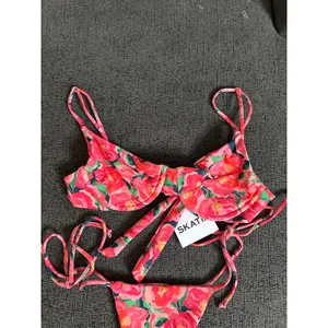 Skatie Katie Top Elsa Bottom Set in Winnetka Floral Print Womans XS/S NWT thumbnail 3