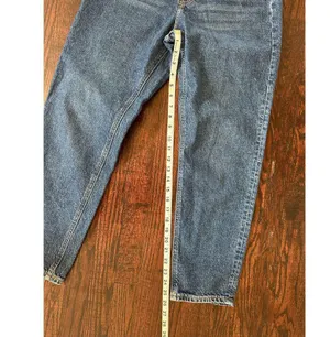 H&M High Rise Mom Jean Medium Wash Blue Jeans Size 6 thumbnail 7
