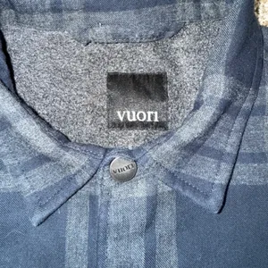 Vuori Canyon Insulated Shirt Jacket Mens Medium Navy‎ Plaid Excellent Shacket thumbnail 4