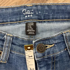 Gap True Skinny Distressed Jeans Size 0 / 25R Medium Wash EUC thumbnail 8
