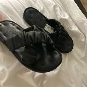 Black Crisscross Slip Ons Size 7 thumbnail 15