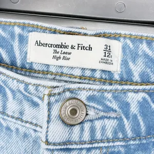 Abercrombie & Fitch Pleated Loose High Rise Jeans thumbnail 3