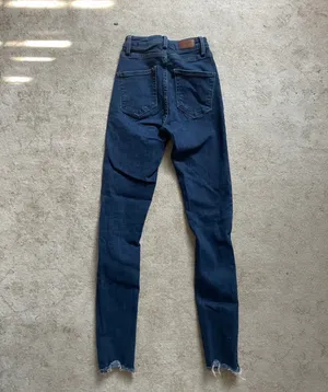 Subdued Dark Wash High waisted Jeans thumbnail 2