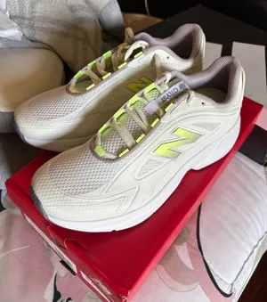 New Balance Sneakers Women’s 8.5 thumbnail 1