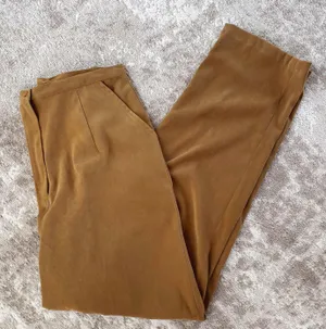 Vintage High Waisted Faux Suede Pleated Trouser Pants in Caramel - 28 thumbnail 2