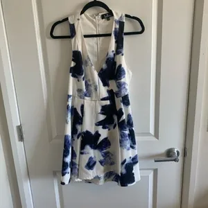 LULU’S Seeing Chic Floral V-Neck Dress Size S thumbnail 4