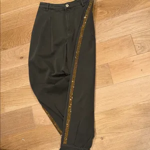 Zara green slouchy Cropped Pants with Gold running‎ down side 2 thumbnail 4