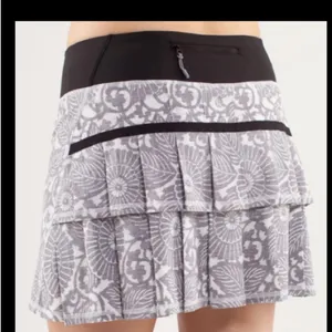 lululemon athletica Black and Gray Skort Size 6 RARE! thumbnail 2