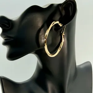 Daisy‎ Fuentes Elegant Large Solid Gold Tone Hoop Earrings NWT thumbnail 2