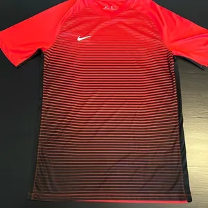 Nike activewear top‎ thumbnail 1