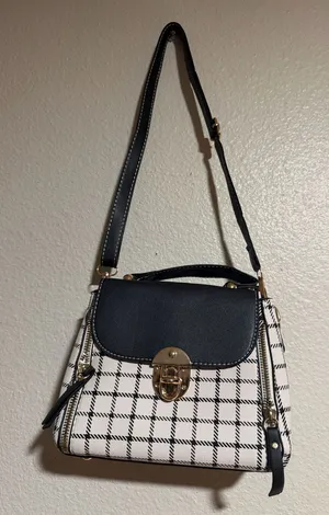 Stylish and elegant handbag in good condition. Perfect for everyday use, work, shopping, or going out. Spacious enough to carry your essentials and easy to match with different outfits. Please check the photos for the exact condition and details. thumbnail 1