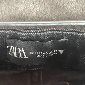 ZARA High Rise Straight Leg Jeans Women’s 0 Black Denim Raw Hem Y2K Dark Grunge thumbnail 3