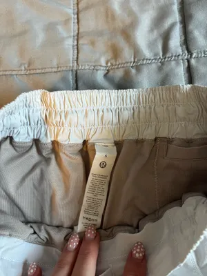 White Lululemon Hotty Hot 2.5" Shorts Low-Rise thumbnail 3