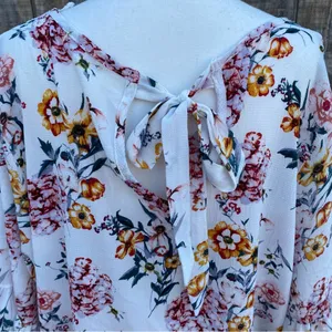 Lavish Woman’s Plus Size Floral Print Bell Sleeve Blouse Size 3X thumbnail 2