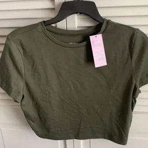 Green Wild fable crop in size Large NWT thumbnail 4
