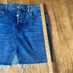 Old Navy Blue Denim Frayed Hem Mini Skirt Higher High Rise 6 Whiskered thumbnail 3