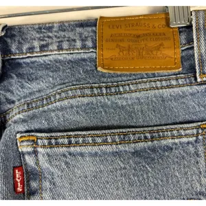 Levi's Premium Blue Medium Wash Wedgie Straight Leg Denim‎ Jeans Women's Size 26 thumbnail 4