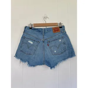 Levis 501 Original Cutoff Shorts W27 Medium Wash Distressed Denim thumbnail 2