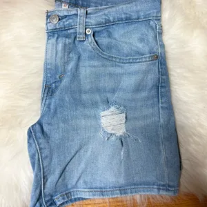 Levis mid waist shorts thumbnail 2