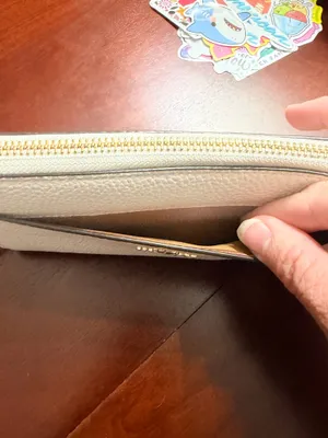 Authentic COACH White Pebbled Leather Wallet / Wristlet – Excellent Condition thumbnail 5
