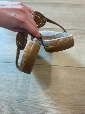 Ugg Women’s Ayden II Leather Gold Thong Sandal Slip On Size 7.5 thumbnail 6