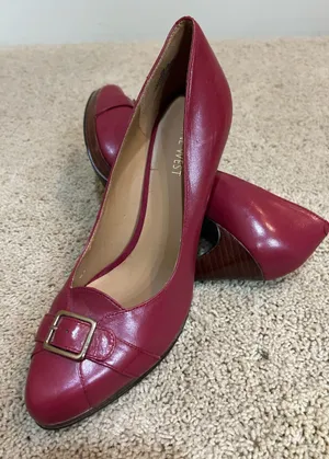 Women’s size 9 red Nine West heels thumbnail 1