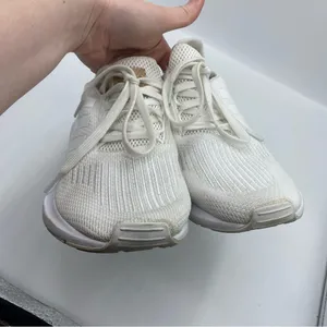 ADIDAS SWIFT RUN WOMENS RUNNING SHOES White and‎ Gold Sneakers thumbnail 8