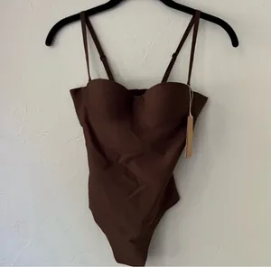 SKIMS Body Molded Underwire Bodysuit XS thumbnail 2