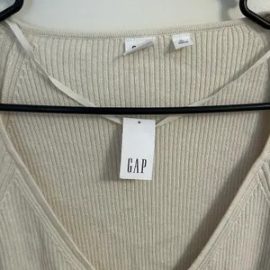 NWT Gap Ribbed V-Neck Pullover Sweater Soft Knit Blend Volume Sleeves XL‎ Cream thumbnail 5