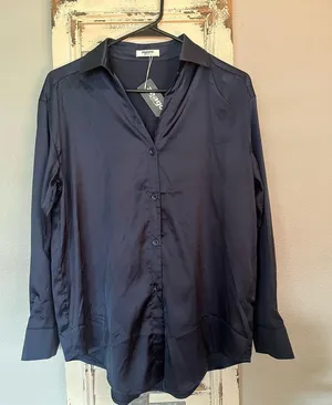 Zeagoo 💙NWT Women’s Navy Satin Button down blouse size Small 💙 thumbnail 2