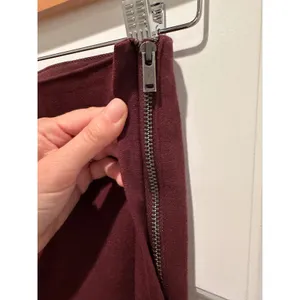 COS Womens Burgundy Slim Fit Side Zip Trousers Pants Size 6 Workwear Minimalist thumbnail 4