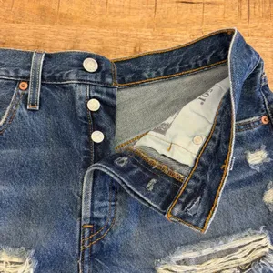 Levi's 501 Original Denim Shorts Womens 28 Distressed 2.5"‎ Festival Dark Wash thumbnail 4