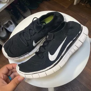 Womens flyknit Nike free running shoes Size 7.5 thumbnail 1