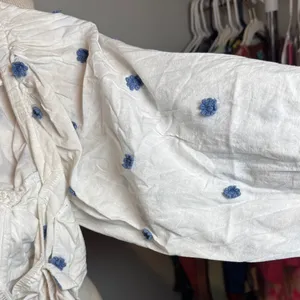 FARM‎ Rio White crop top Blouse with Blue Floral Accents thumbnail 6
