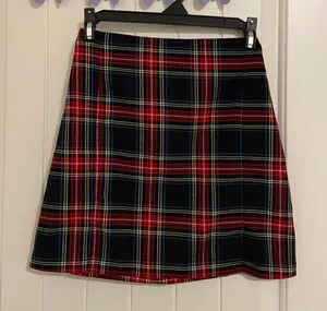NWOT John Galt women’s black red plaid cara‎ miniskirt zip small slit 23” waist thumbnail 1