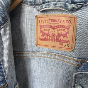 Levi’s Classic Denim Size XS Small Trucker Jean Denim Jacket thumbnail 4