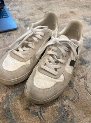 VEJA Sneakers thumbnail 1