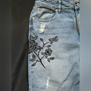 PacSun Black Rose Embroidered Distressed Women's Mom Denim Jeans SZ 29 Brand New thumbnail 5